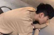 头像男生霸气冷酷背影黑白伤感