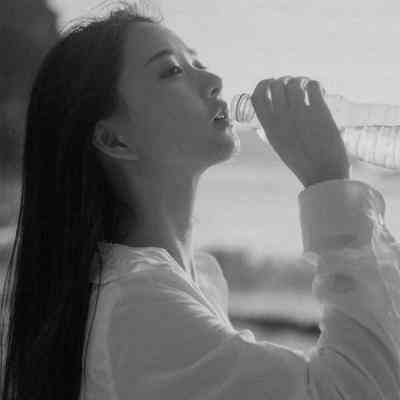 个性头像女生霸气冷酷戴眼镜 第19张