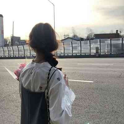 微信头像女海边背影 第13张