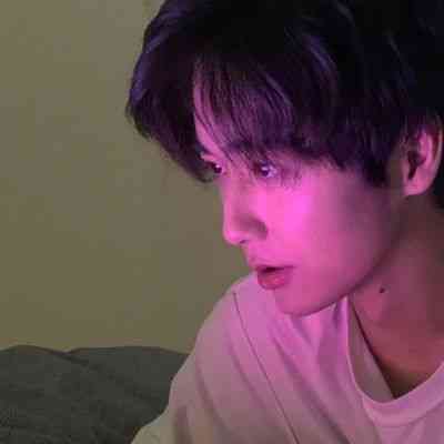 男士自拍头像拿手机 第8张